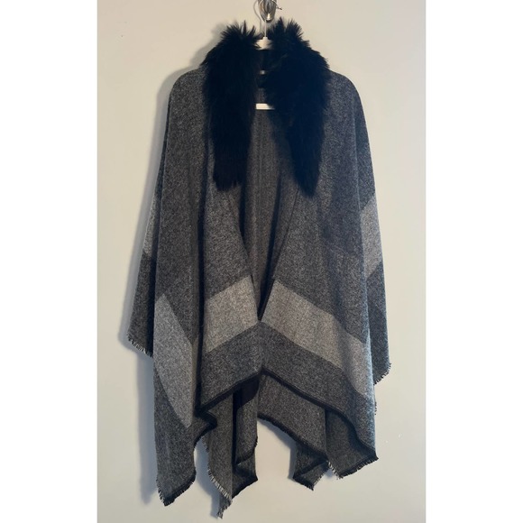 0039 Italy Sweaters - Faux Fur Collar Shawl Wrap One Size Dark/Light Gray